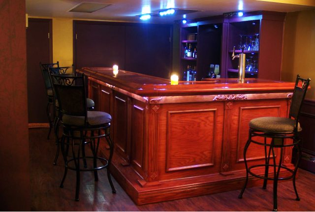 classic l-shaped home wet bar